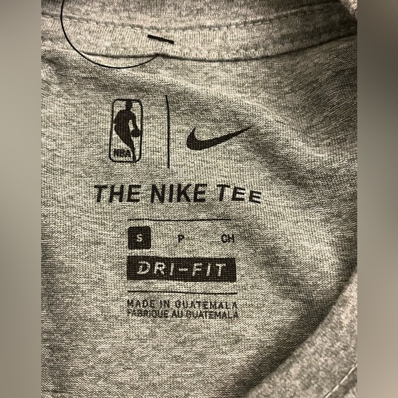 NWT Engineer NBA Cavaliers Basketball Gray Long Sleeve Shirt Men’s Size Small - Picture 3 of 5